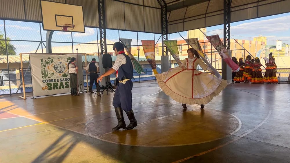 Casal de dançarinos executa dança típica no centro da quadra