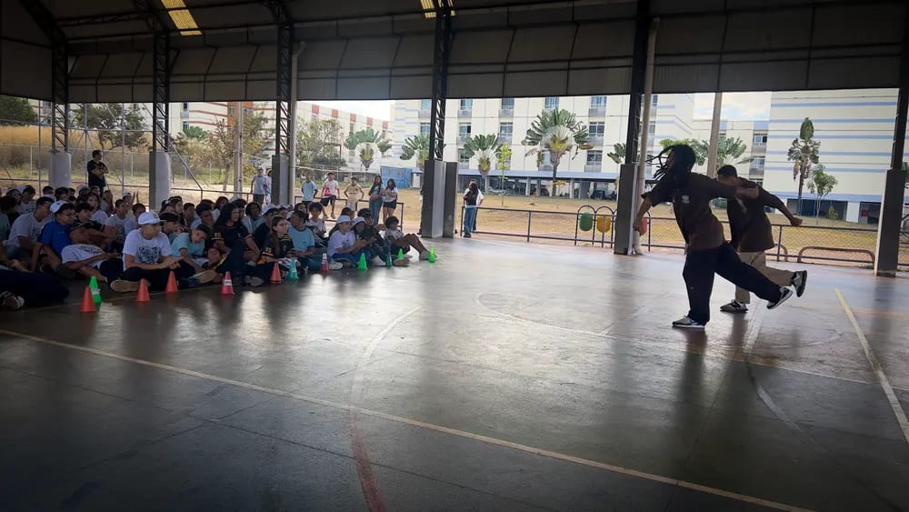 Apresentação de dança na quadra coberta da escola