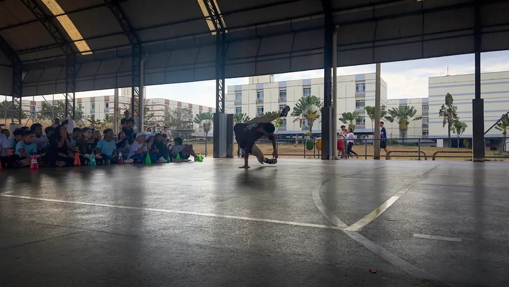 Quadra coberta vista de ponta a ponta durante a apresentação
